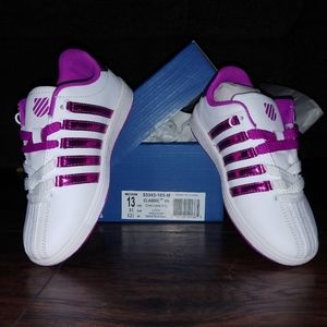 Tennis shoes